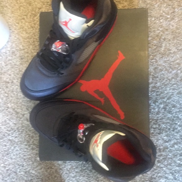Black/University Red, Air Jordan 5 Retro (size 11) - Picture 2 of 3